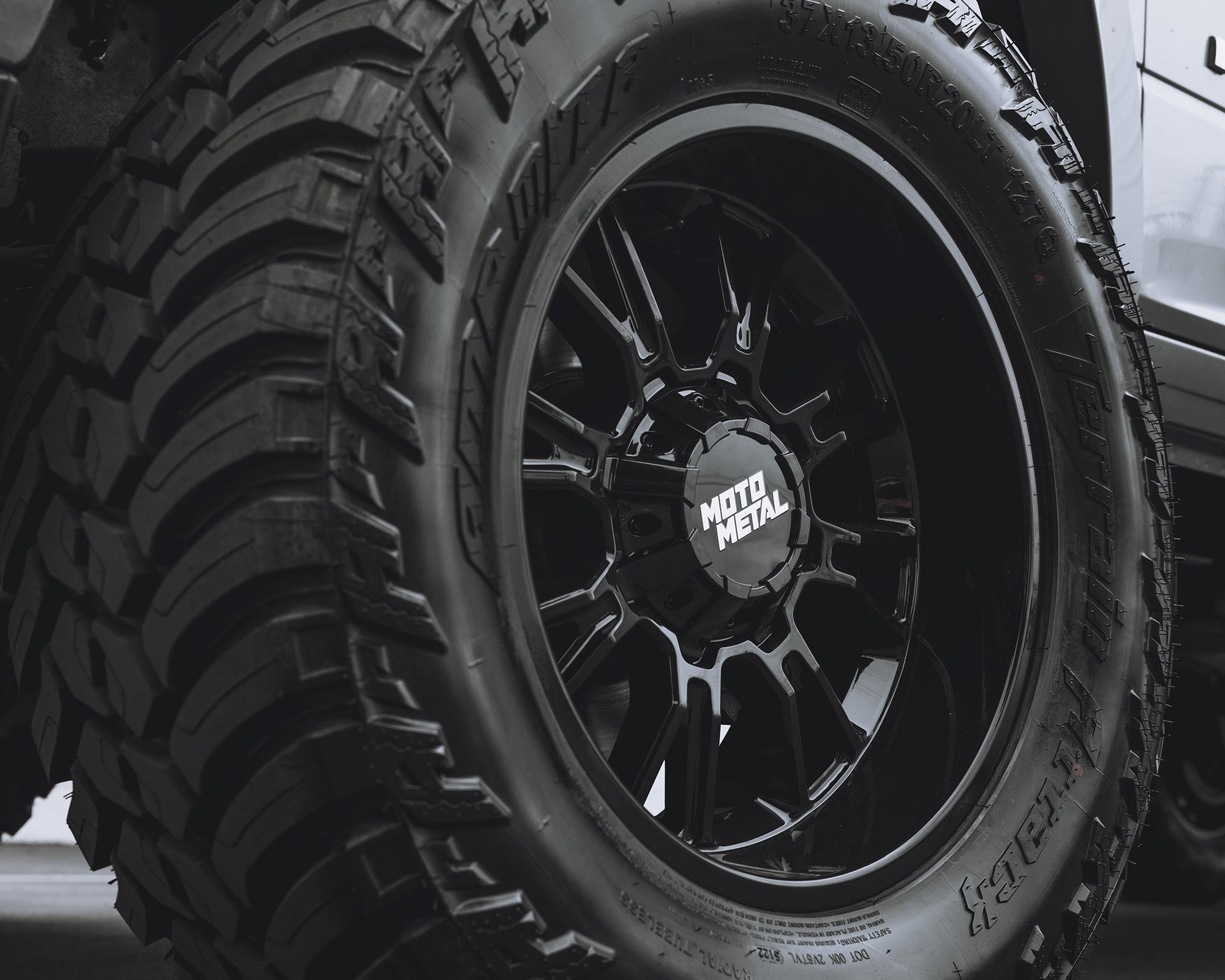 Moto Metal MO810 LEGACY Gloss Black - 18x9 | +1 | 5x139.7, 5x150 | 110.1mm