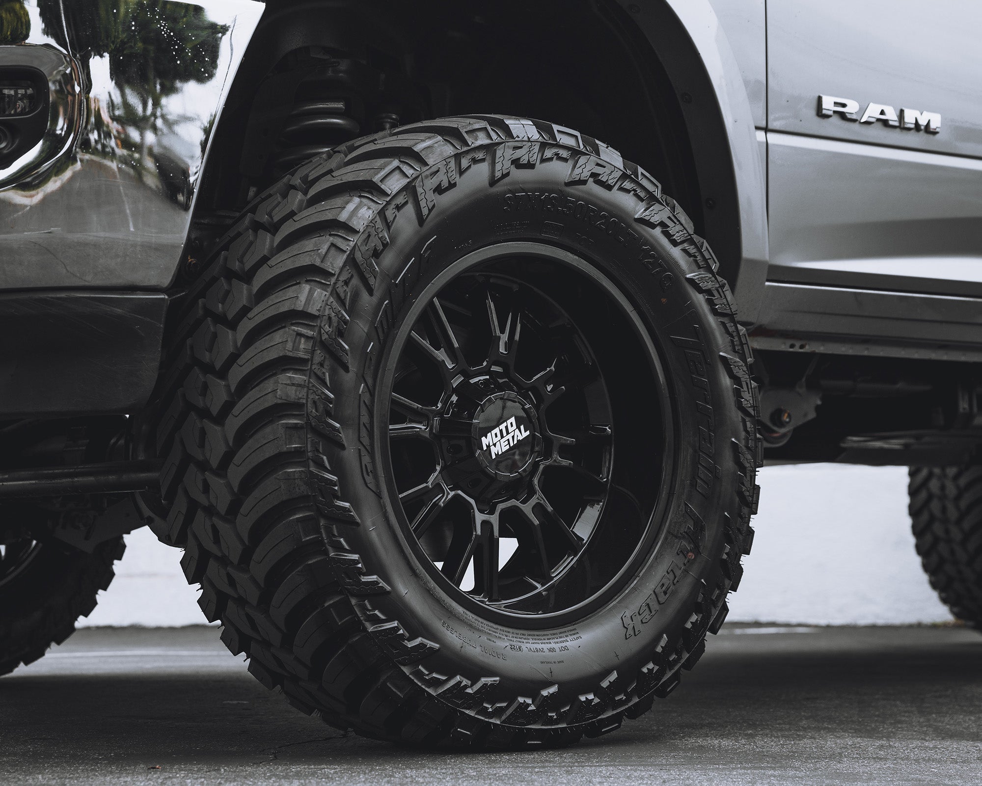 Moto Metal MO810 LEGACY Gloss Black - 20x10 | -18 | 5x139.7, 5x150 | 110.1mm