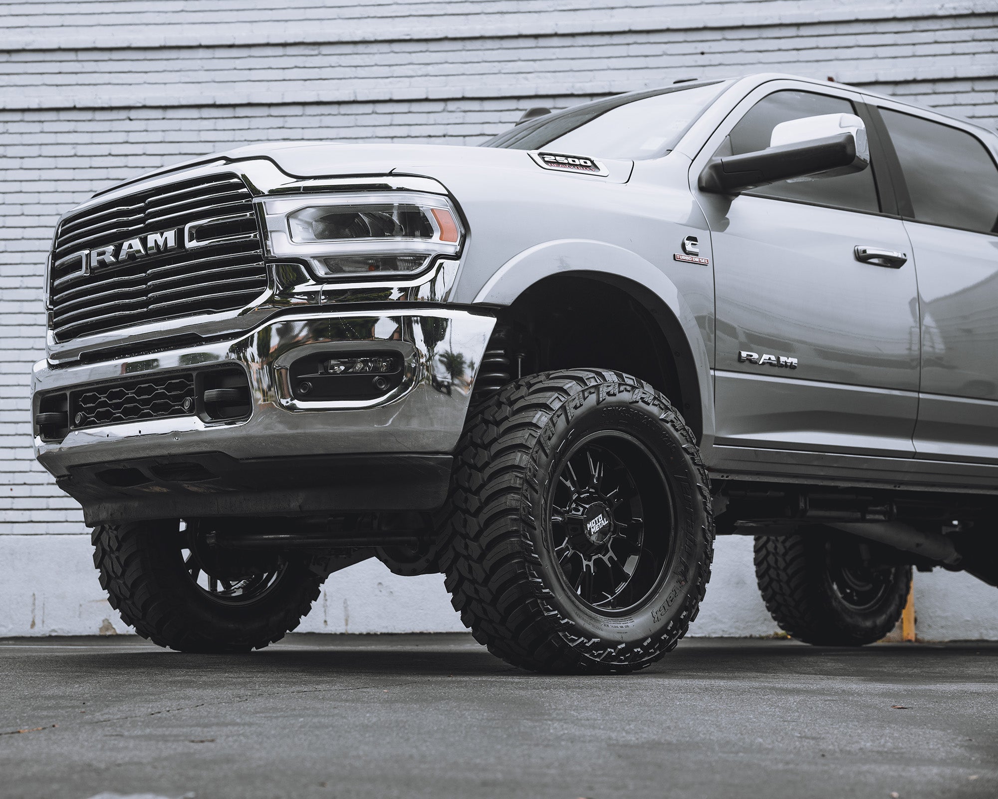Moto Metal MO810 LEGACY Gloss Black - 18x9 | +1 | 5x139.7, 5x150 | 110.1mm
