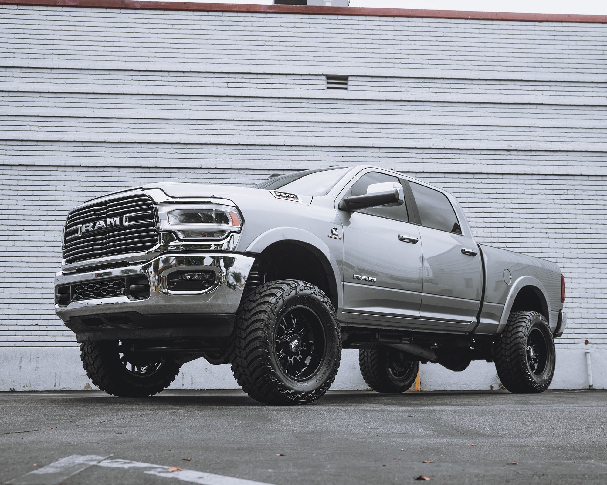Moto Metal MO810 LEGACY Gloss Black - 18x9 | +1 | 5x139.7, 5x150 | 110.1mm