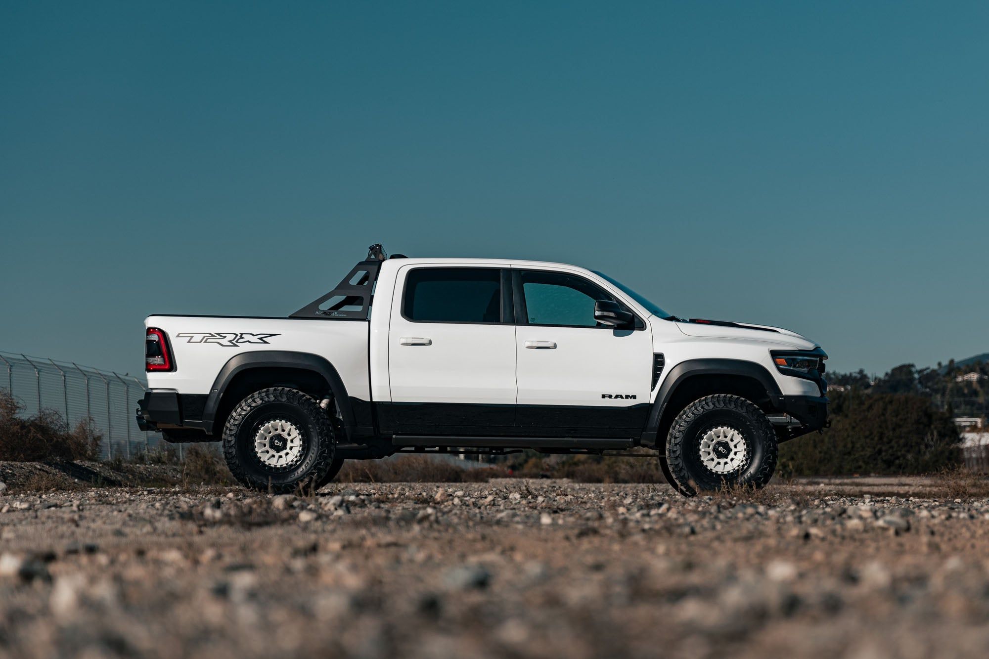 Black Rhino BARRAGE BR009 Gloss White On Matte Black - 17x8.5 | -10 | 6X139.7 | 106.1mm - Wheel Haven