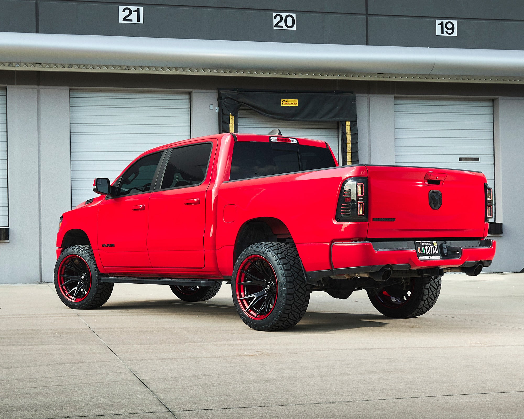 Fuel Offroad FC402 CATALYST Matte Black w/ Candy Red Lip - 20x9 | +1 | 6x135 | 87.1mm