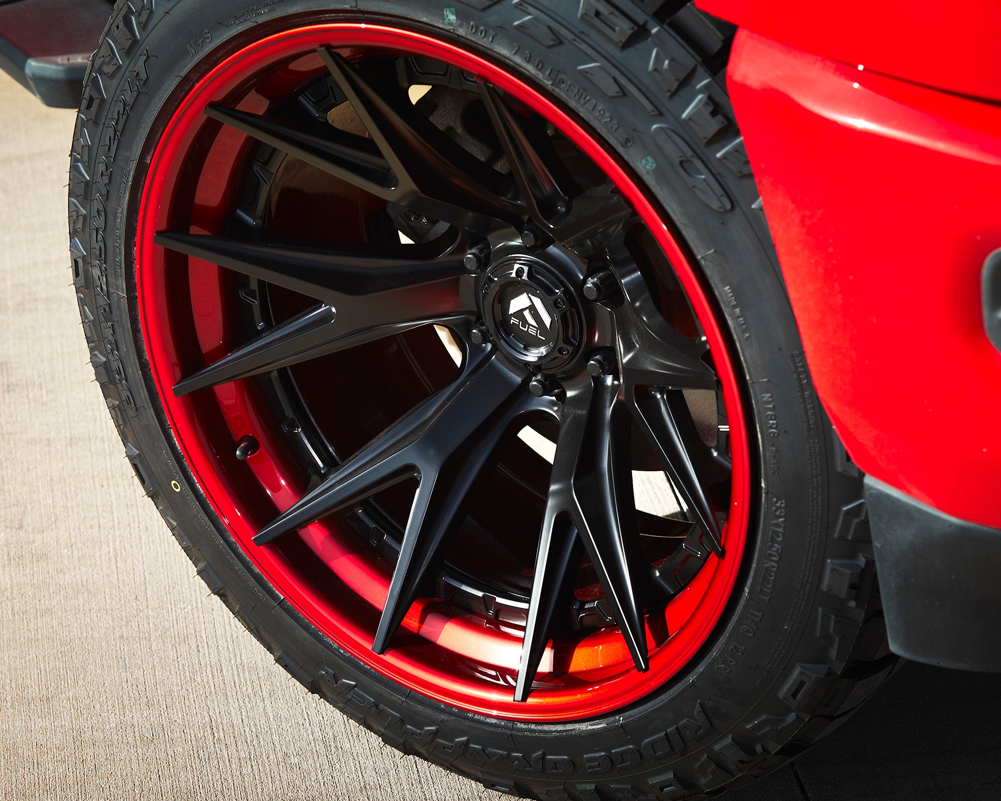 Fuel Offroad FC402 CATALYST Matte Black w/ Candy Red Lip - 20x9 | +1 | 6x135 | 87.1mm