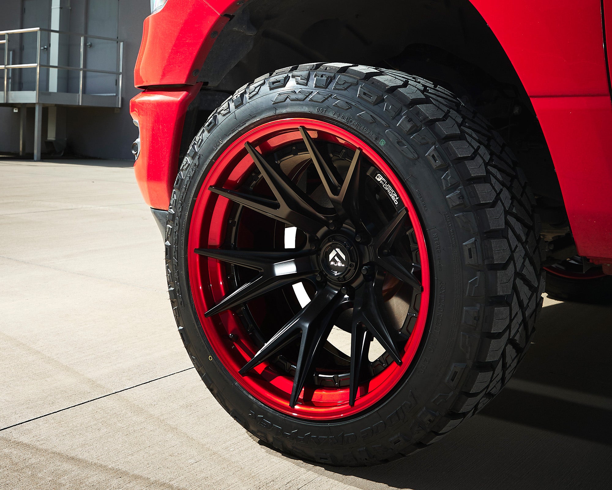 Fuel Offroad FC402 CATALYST Matte Black w/ Candy Red Lip - 20x9 | +1 | 6x135 | 87.1mm