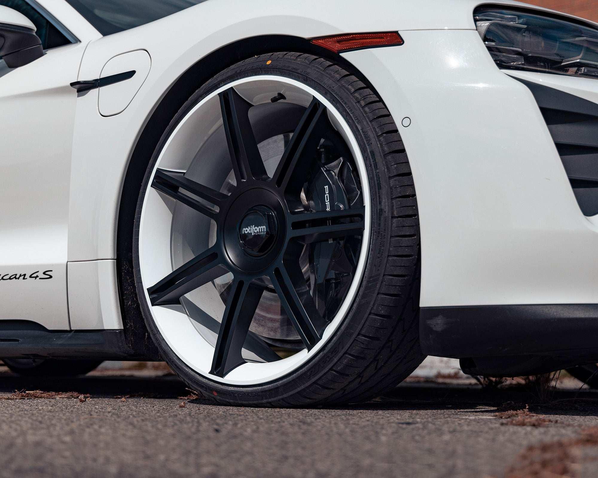 Rotiform 1PC FRA Gloss White w/ Matte Black Spokes - 22x10 | +56 | 5x130 | 71.5mm