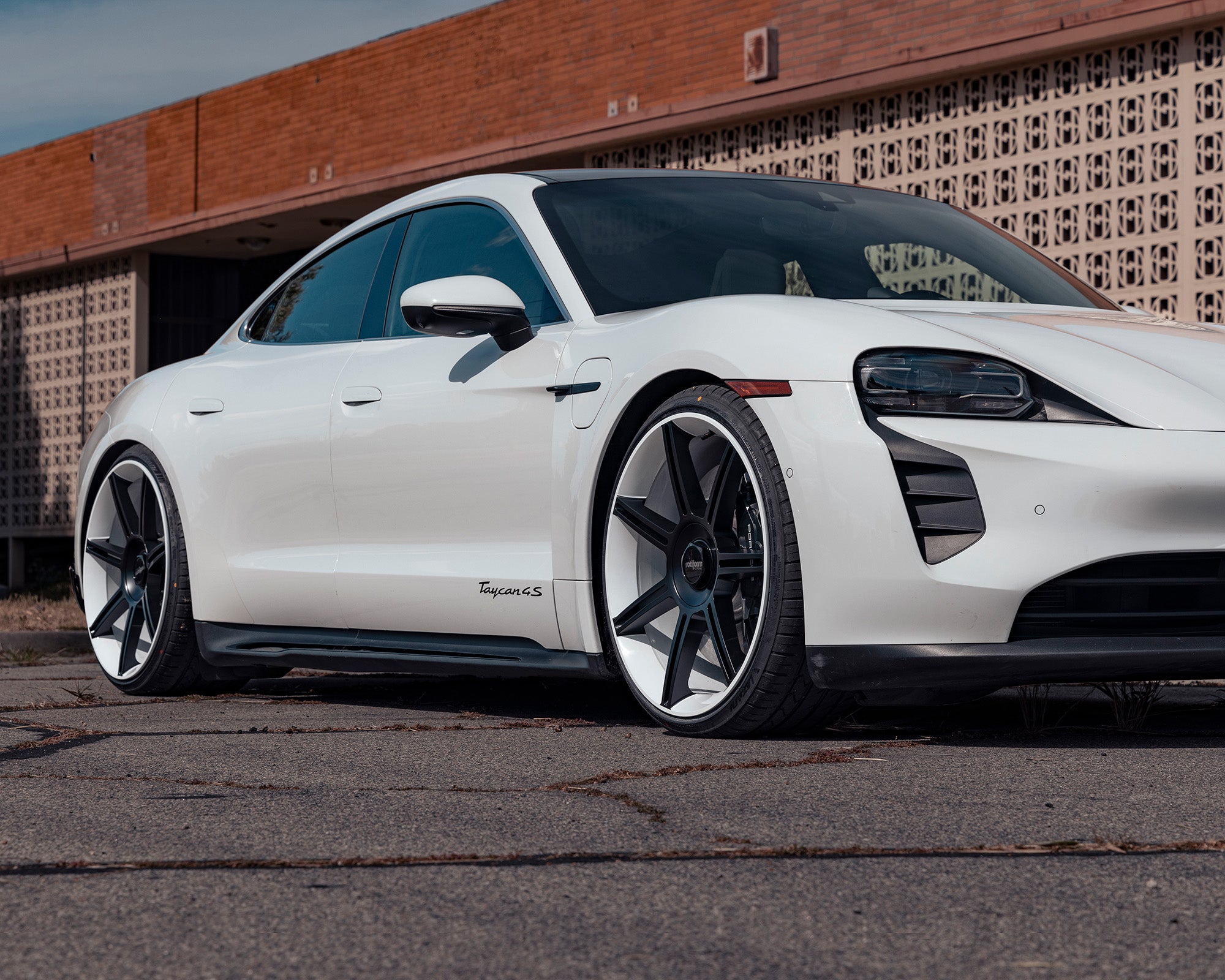 Rotiform 1PC FRA Gloss White w/ Matte Black Spokes - 22x10 | +56 | 5x130 | 71.5mm